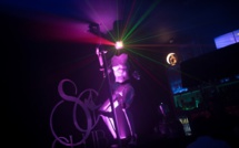 Des robots pole danseurs aux côtés des strip-teaseuses dans un club nantais