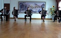 Cing jeunes accordéonistes nord-coréens font un tabac sur YouTube