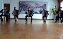 Cing jeunes accordéonistes nord-coréens font un tabac sur YouTube
