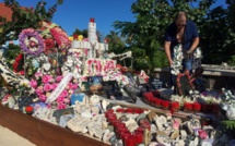 Saint-Barth: l'exhumation du cercueil de Johnny Hallyday suspendue, à la demande de Laura Smet