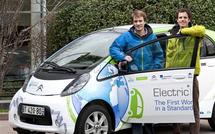 Deux jeunes ingénieurs s'élancent pour un tour du monde en voiture électrique