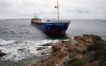 Cargo échoué en Corse: un barrage antipollution installé avant le pompage