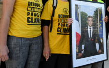 Huit "décrocheurs" de portraits de Macron condamnés à Paris, l'"état de nécessité" écarté