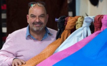 Dans le Cantal, Jorge Soler sublime la peau d'autruche, un savoir-faire unique en France