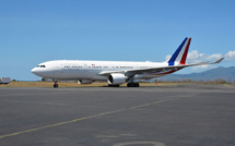 Mayotte: Macron annonce que la piste de l'aéroport sera allongée