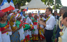 Macron à La Réunion, attendu par une grève générale