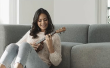 Accompagnée de son ukulele, Vaimalama Chaves chante « Mon jardin d’hiver »   