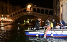 Venise: les gondoliers en plongée pour récupérer les déchets de la lagune