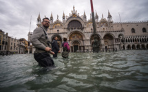Nouveau pic de marée haute à Venise, la place Saint-Marc fermée