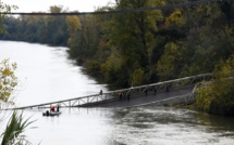 Un pont s'effondre au nord de Toulouse, un camion et une voiture tombent dans le Tarn