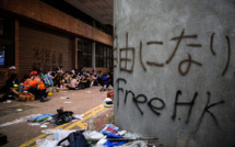Hong Kong : les assiégés de la PolyU bravent les appels à se rendre