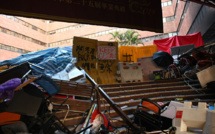 Hong Kong: la Chine promet de "riposter" à Washington, le siège du campus continue