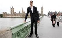 A 2 mètres 51, l'homme le plus grand du monde s'est arrêté de grandir