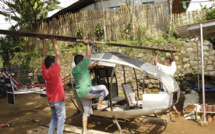 Un Indonésien construit un hélicoptère de bric et de broc