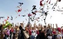 Lutte contre le cancer : Les soutiens-gorge volent à la Tour Eiffel