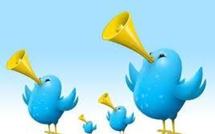 A Paris, Simon le crieur public déclame des tweets sur un tabouret