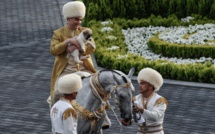 A cheval, au bowling, à la guitare: un jour dans la vie du président turkmène