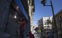 A Valparaiso, des devantures de Noël derrière des rideaux métalliques