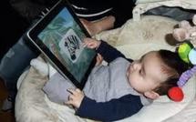 De plus en plus fréquent, l'usage des tablettes chez l'enfant fait débat