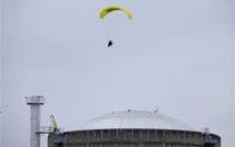 Greenpeace parvient à survoler deux centrales, la sûreté du nucléaire en débat