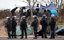 Deux camps de migrants démantelés à Paris et à Calais
