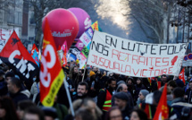 Retraites: les opposants redescendent dans la rue, des grèves se poursuivent