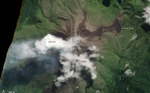 Coulée de lave sur les flancs d’un volcan papou