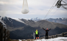 Dans une station de ski des Pyrénées, la neige arrive en hélicoptère
