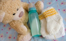 Leur bébé régurgite un ver: des parents portent plainte contre le lait Gallia