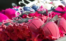 Une Américaine plaide coupable d'avoir été seins nus devant son mari