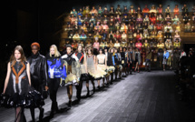 Choc des époques au Louvre pour le défilé Louis Vuitton