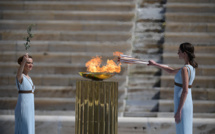 La flamme olympique arrive au Japon pour des JO en plein doute