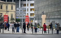 Coronavirus: foule à Marseille pour se faire tester chez le professeur Raoult