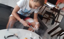 Un jeune imprime des masques en 3D pour le personnel de santé