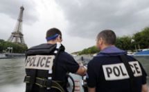 Deux hommes sur un "radeau" de 30 m2 sur la Seine à Paris