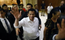 Le président philippin demande à la police de tuer les perturbateurs du confinement