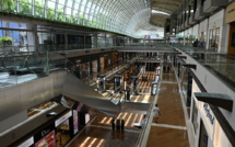 Singapour se résout à fermer écoles et entreprises devant la résurgence du virus