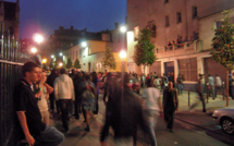 Loin de la Tour Eiffel, des touristes s'encanaillent à la Goutte d'Or