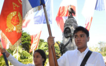 Un jeune porte drapeau polynésien aux cérémonies du 14 juillet à Paris