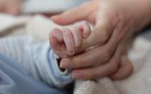 A peine sorties de l'enfance, des jeunes filles apprennent à devenir mères