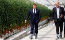 Macron sur le terrain, le gouvernement travaille sur le déconfinement