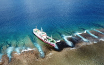 Des traces de pollution autour du navire chinois échoué à Arutua