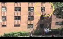 USA: un chauffeur de bus rattrape une petite fille tombée d'un 2e étage