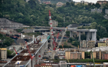Gênes: "lueur d'espoir" après la pose du dernier tronçon du nouveau pont