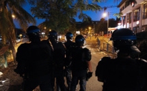 Violences à Mayotte: Marine Le Pen réclame "l'envoi de troupes" pour "rétablir l'ordre"
