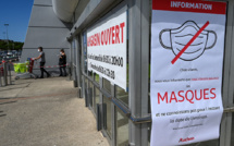Masques: la grande distribution commence les ventes, sans éteindre la polémique