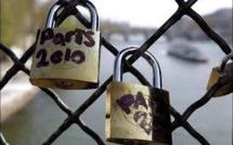 Les "cadenas d'amour" à l'assaut de tous les ponts de Paris