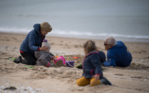 Tourisme: effort "massif" de l'Etat, les Français encouragés à réserver en France cet été
