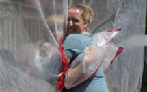 Au Canada, un "gant à câlin" pour enlacer les siens malgré le virus