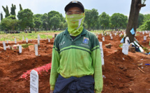 Course contre le virus la peur au ventre dans un cimetière de Jakarta